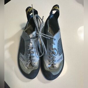 La Sportiva Women’s Climbing Shoe Size 6